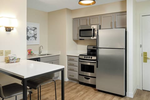 Full-size fridge, microwave, oven, stovetop