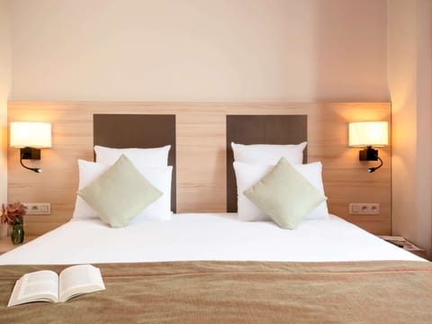 Classic Room, 1 Double Bed | Minibar, in-room safe, desk, laptop workspace