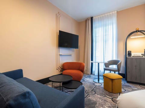 Minibar, in-room safe, desk, laptop workspace