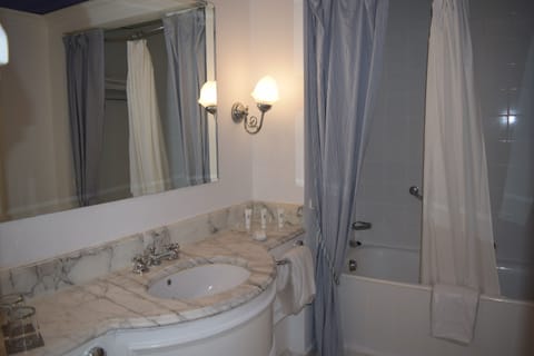 Combined shower/tub, free toiletries, hair dryer, bidet