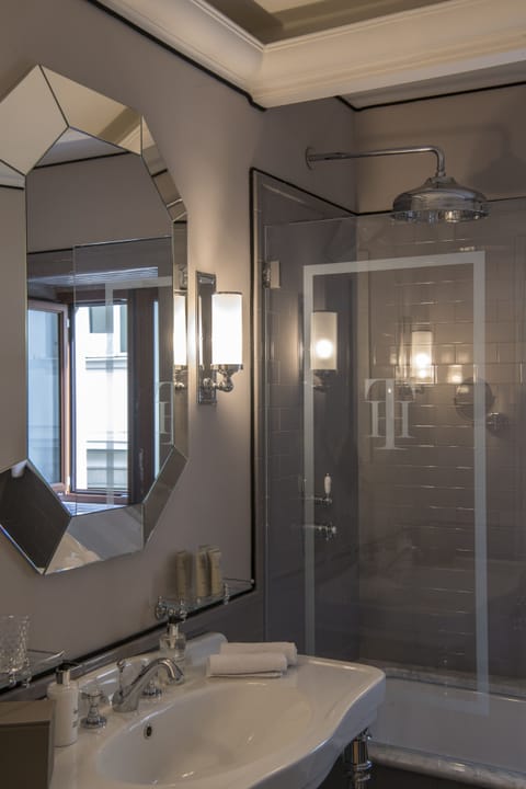 Deluxe Room, 1 King Bed | Bathroom | Combined shower/tub, free toiletries, hair dryer, bathrobes