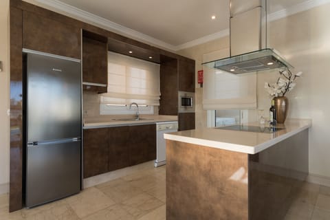 Villa Clasica | Private kitchen | Full-size fridge, microwave, oven, stovetop