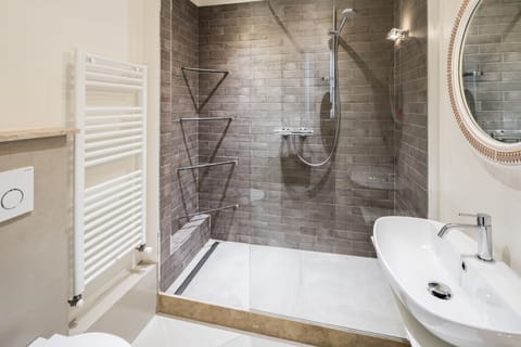 Superior Double Room, 1 Double Bed, Kitchen, City View | Bathroom | Shower, rainfall showerhead, hair dryer, towels