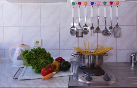 Comfort Studio Suite | Private kitchenette | Fridge, microwave