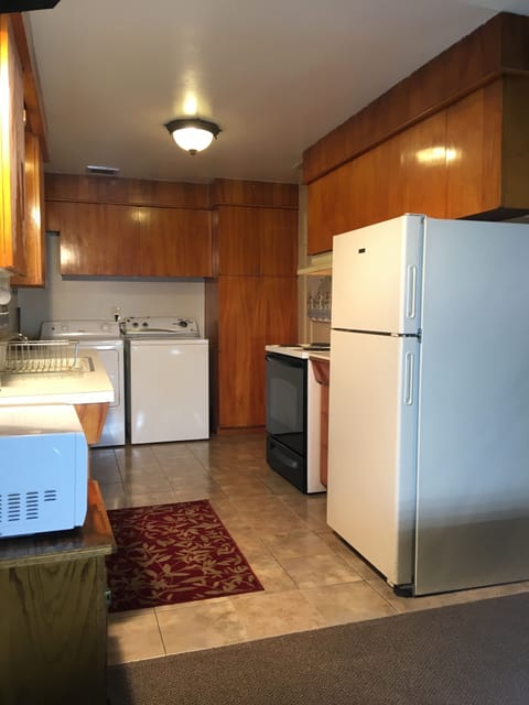 Family Suite, 2 Bedrooms, Non Smoking | Private kitchen | Microwave