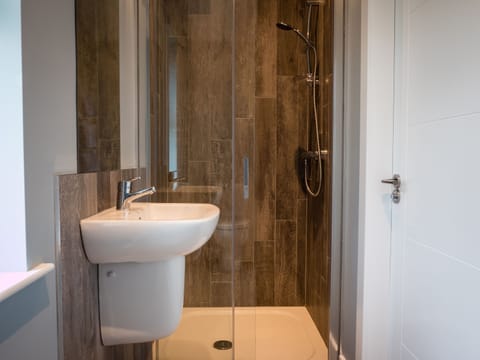 Chalet | Bathroom | Shower, free toiletries, hair dryer, towels