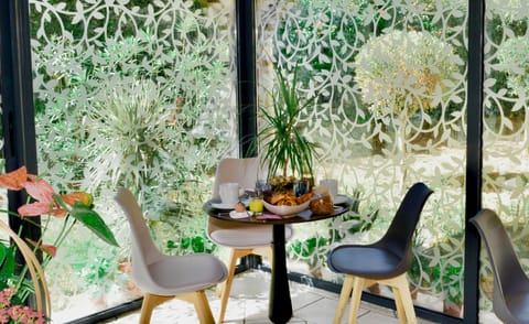 Daily buffet breakfast for a fee