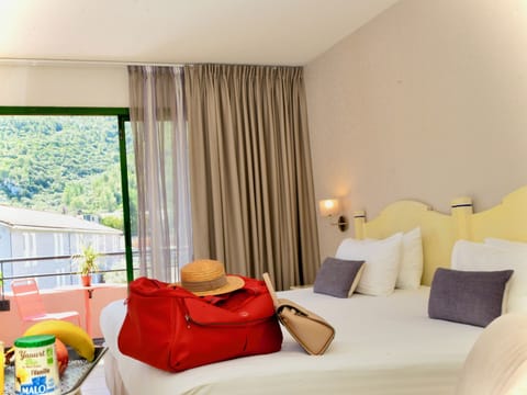 Executive Room, 1 King Bed, Non Smoking, Terrace | Desk, laptop workspace, iron/ironing board, free WiFi