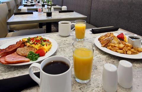 Breakfast, dinner served; American cuisine, alfresco dining