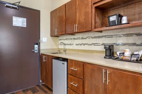 Suite, Multiple Beds, Non Smoking (Wet Bar) | Individually decorated, individually furnished, desk, laptop workspace