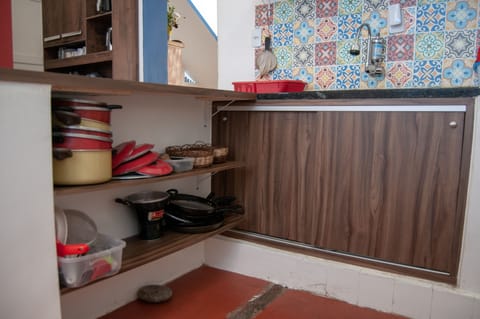 Economy Shared Dormitory, Men only (Trancoso) | Shared kitchen | Blender, cookware/dishes/utensils, spices