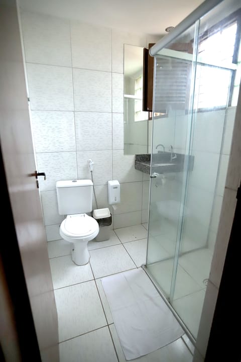 Family Room | Bathroom | Shower, free toiletries, hair dryer, towels