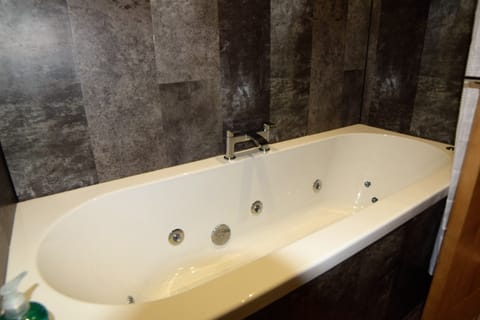 Ground Floor Suite with Spa Bath | Bathroom | Combined shower/tub, free toiletries, hair dryer, towels