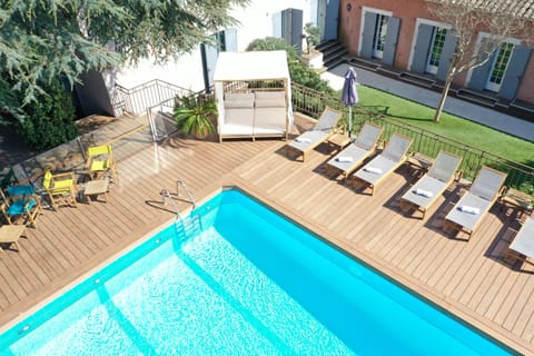 Outdoor pool, pool umbrellas, sun loungers