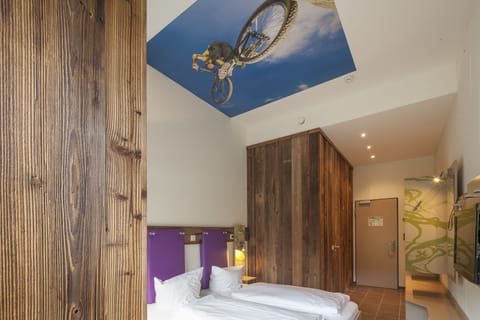 Hypo-allergenic bedding, Select Comfort beds, in-room safe