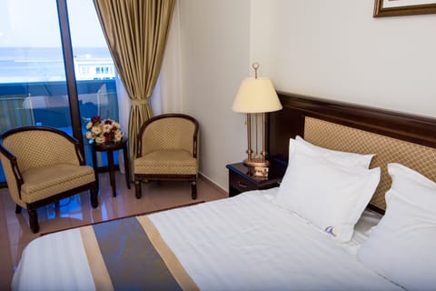 Executive Double Room | Minibar, in-room safe, desk, soundproofing