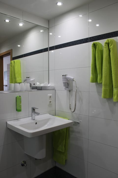 Classic Triple Room | Bathroom | Shower, eco-friendly toiletries, hair dryer, towels