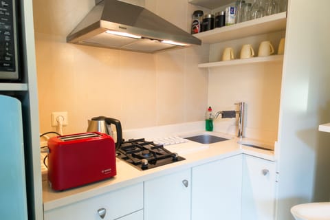 Elite Studio Suite | Private kitchen | Coffee/tea maker, electric kettle