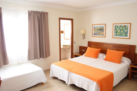 Triple Room | In-room safe, desk, blackout drapes, iron/ironing board