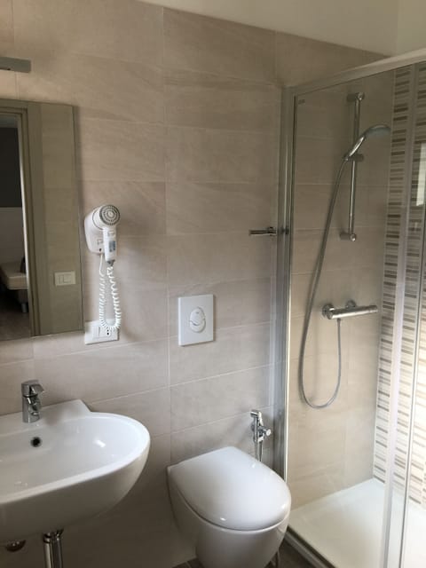 Design Single Room | Bathroom | Shower, free toiletries, hair dryer, bidet