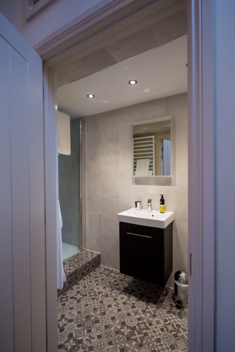 Comfort Double or Twin Room | Bathroom | Shower, rainfall showerhead, designer toiletries, hair dryer