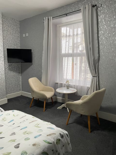 Room 1- Twin En-suite | Individually decorated, individually furnished, laptop workspace