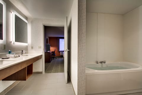 Suite, 1 Bedroom, Jetted Tub (Feature) | Bathroom | Combined shower/tub, free toiletries, hair dryer, towels