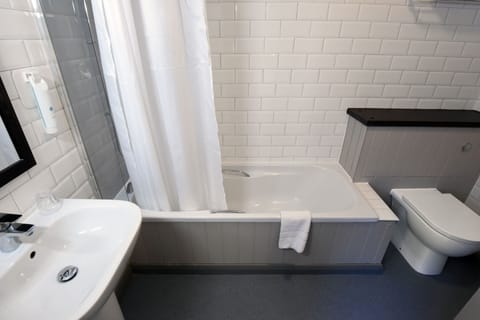 Combined shower/tub, free toiletries, towels