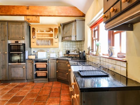 Cottage | Private kitchen | Dishwasher, cookware/dishes/utensils