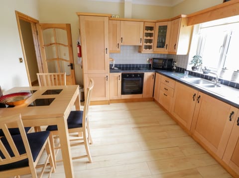 Cottage | Private kitchen | Dishwasher, cookware/dishes/utensils