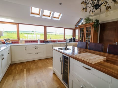 Cottage | Private kitchen | Fridge, oven, stovetop, dishwasher