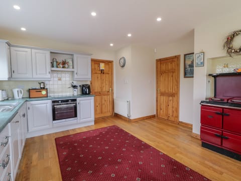 Cottage | Private kitchen | Dishwasher, cookware/dishes/utensils