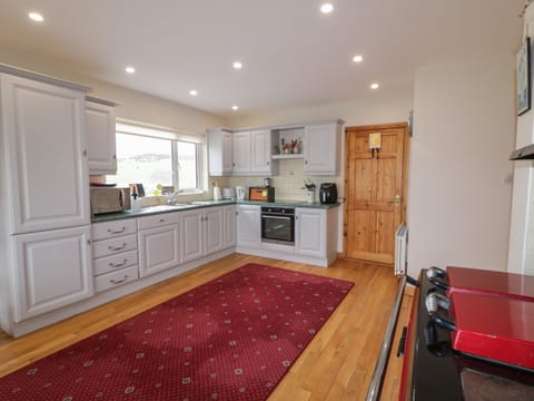 Cottage | Private kitchen | Dishwasher, cookware/dishes/utensils