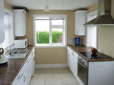 Cottage | Private kitchen | Dishwasher, cookware/dishes/utensils
