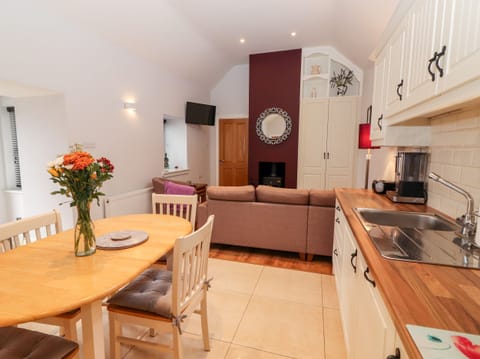 Cottage | Private kitchen | Dishwasher, cookware/dishes/utensils