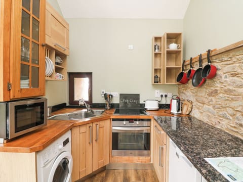 Cottage | Private kitchen | Fridge, microwave, stovetop, highchair