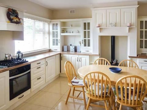 Cottage | Private kitchen | Fridge, microwave, stovetop, dishwasher