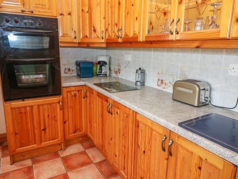 Cottage | Private kitchen | Dishwasher, cookware/dishes/utensils