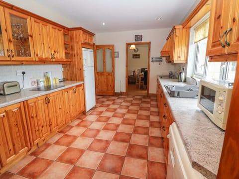 Cottage | Private kitchen | Dishwasher, cookware/dishes/utensils