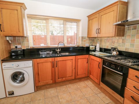 Cottage | Private kitchen | Electric kettle, toaster, cookware/dishes/utensils