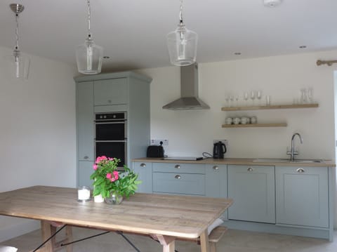 Cottage | Private kitchen | Stovetop, cookware/dishes/utensils