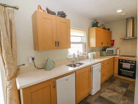 Cottage | Private kitchen | Dishwasher, cookware/dishes/utensils