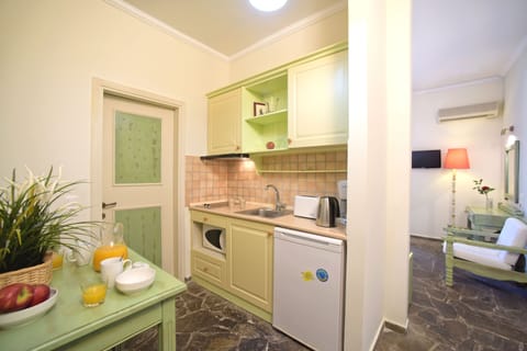 Junior Suite | Private kitchenette | Fridge, microwave, stovetop, coffee/tea maker