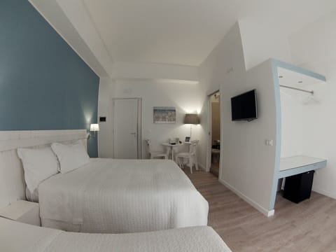 Deluxe Triple Room | Premium bedding, minibar, in-room safe, desk