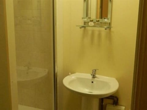 Standard Double Room, Ensuite | Bathroom