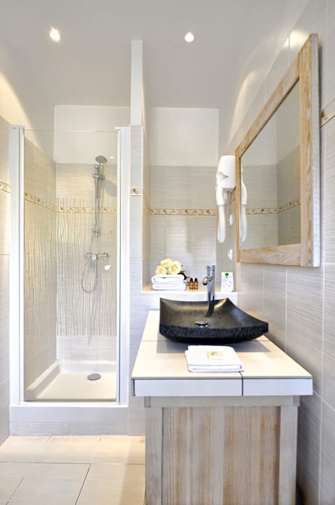 Superior Double or Twin Room, 1 Bedroom | Bathroom | Rainfall showerhead, free toiletries, hair dryer, towels