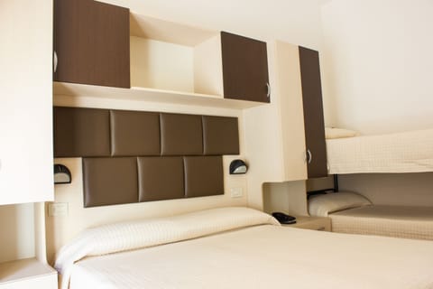 Quadruple Room | In-room safe, free WiFi, bed sheets