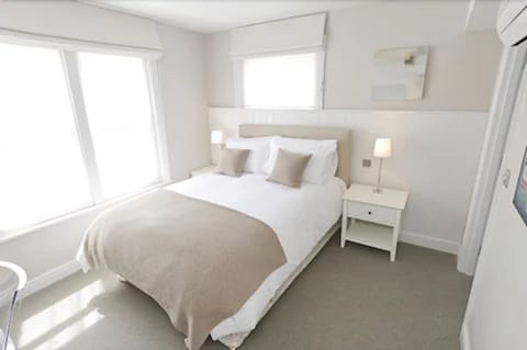 Classic Double Room, Ensuite | Free minibar, iron/ironing board, free WiFi, bed sheets