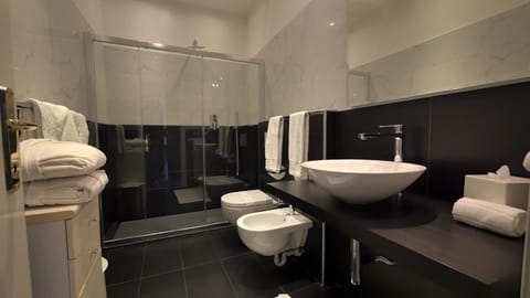 Double Room, Lake View | Bathroom | Combined shower/tub, rainfall showerhead, free toiletries, hair dryer