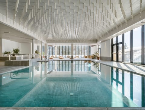 Indoor pool, sun loungers